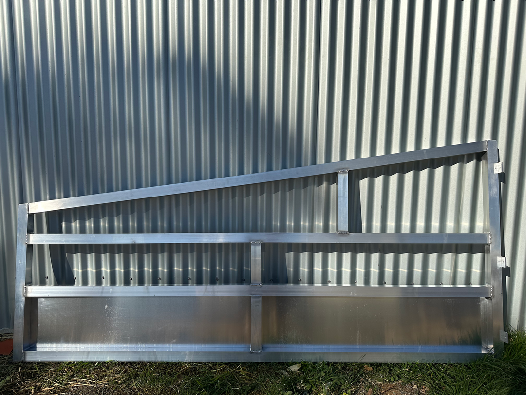 Aluminium Stall Dividers image 1